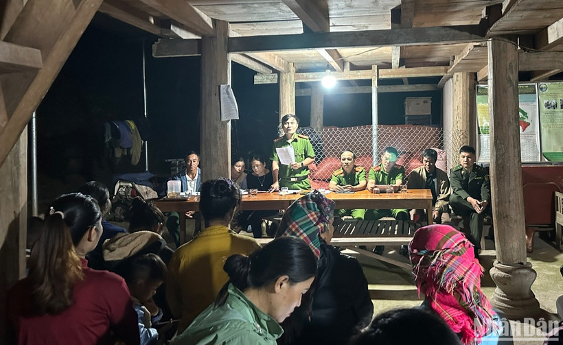 Không kể ngày hay đêm, cứ mỗi khi người dân trên địa bàn sắp xếp được thời gian là cán bộ, chiến sĩ công an huyện Mường Nhé cùng cán bộ xã về tuyên truyền, phân tích luận điệu các tà đạo để người dân hiểu.