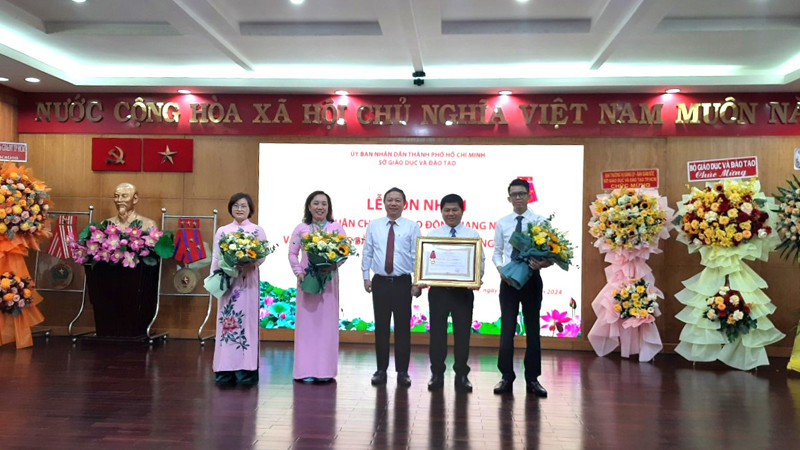 Văn phòng Sở Giáo dục và Đào tạo Thành phố Hồ Chí Minh vinh dự đón nhận Huân chương Lao động hạng Nhì.