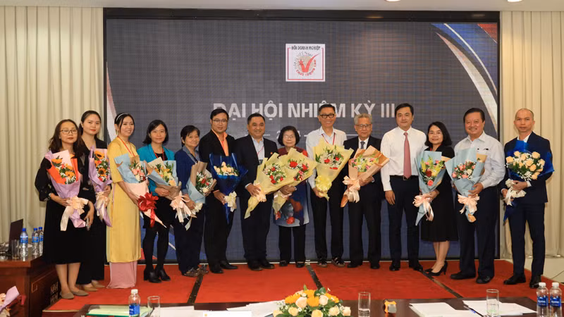 Ban Chấp hành Hội Doanh nghiệp hàng Việt Nam chất lượng cao nhiệm kỳ 3 ra mắt Đại hội.