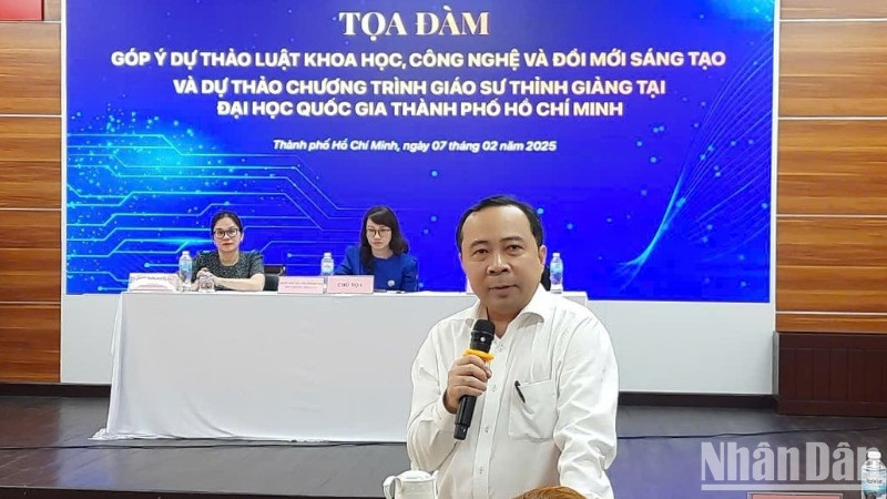 Phó Giáo sư, Tiến sĩ Vũ Hải Quân, Giám đốc Đại học Quốc gia Thành phố Hồ Chí Minh phát biểu tại tọa đàm.