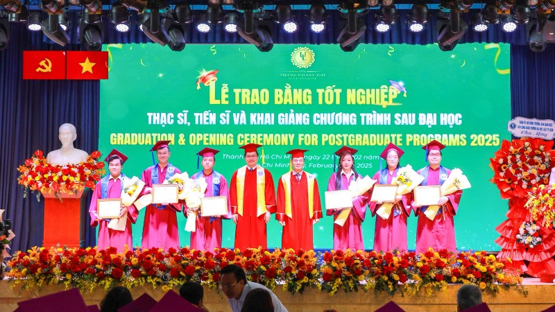 Lãnh đạo Trường đại học Luật Thành phố Hồ Chí Minh trao giấy khen cho các học viên đạt thành tích cao trong học tập