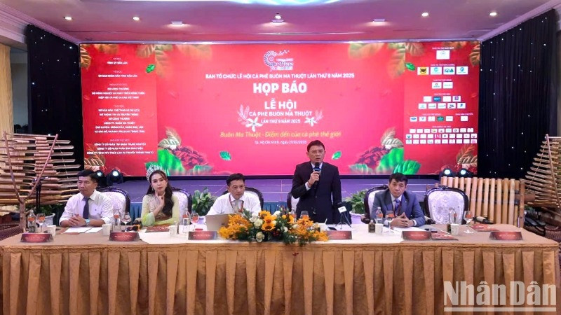 Ban tổ chức trả lời câu hỏi của phóng viên về Lễ hội cà-phê Buôn Ma Thuột.