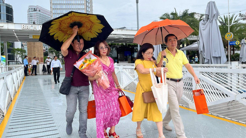 Khách du lịch đến với Thành phố Hồ Chí Minh