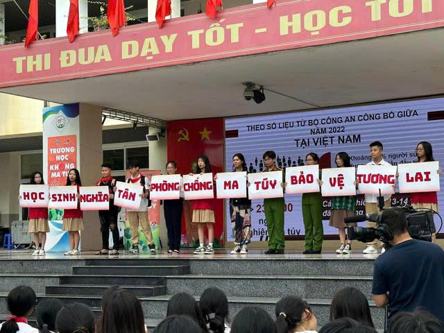 Học sinh Trường trung học cơ sở Nghĩa Tân (quận Cầu Giấy, Hà Nội) tham gia cuộc thi “Trường học không ma túy”. (Ảnh HUY HÀ)