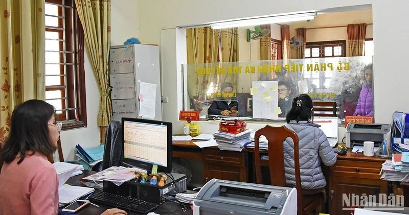 Phục vụ nhân dân chu đáo tại Trung tâm một cửa huyện Anh Sơn, Nghệ An. 