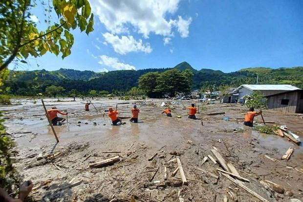 Lực lượng cứu hộ tìm kiếm người mất tích sau bão Nalgae tại Datu Odin Sinsuat, tỉnh Maguindanao, Philippines, ngày 31/10 vừa qua. (Ảnh: AFP/TTXVN)