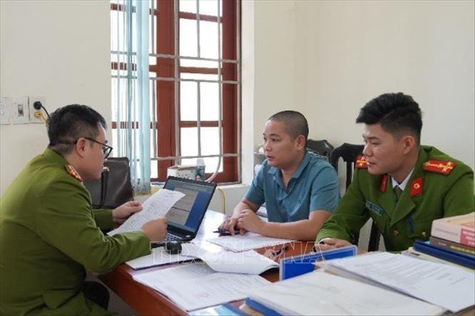 Đối tượng Bùi Xuân Dinh tại Cơ quan công an. (Ảnh: TTXVN)
