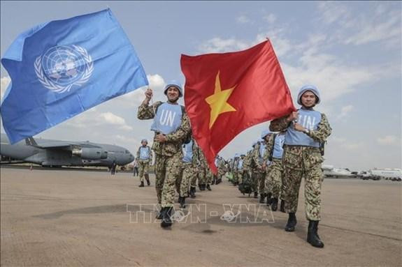 Các bác sĩ quân y Việt Nam giương cao hai lá cờ của Liên hợp quốc và Việt Nam tại sân bay quốc tế Juba, bắt đầu thực hiện nhiệm vụ gìn giữ hòa bình Liên hợp quốc tại Nam Sudan. (Ảnh: TTXVN)