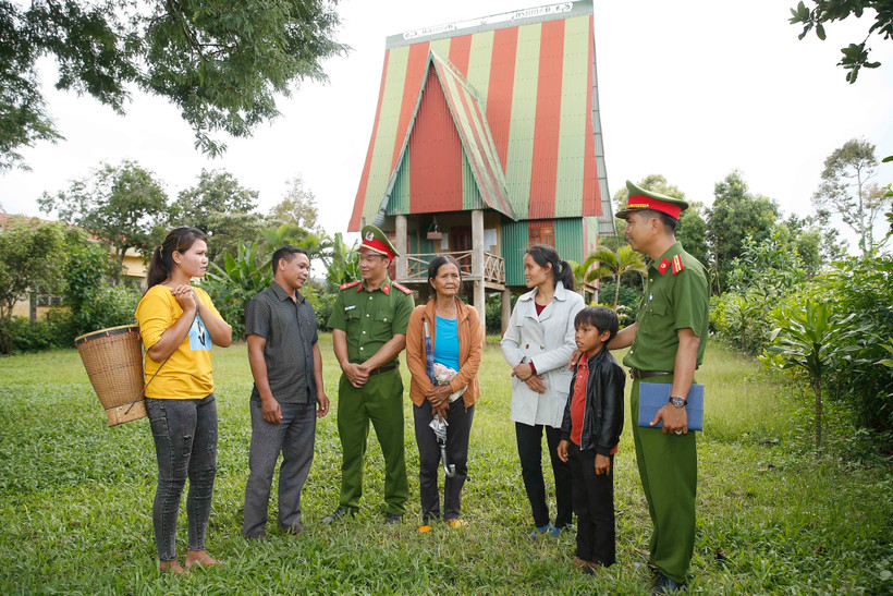 Cán bộ, chiến sĩ Công an nhân dân xã Ia Ka, huyện Chư Păh, tỉnh Gia Lai trao đổi với đồng bào dân tộc về tình hình an ninh, trật tự trên địa bàn. (Ảnh: TTXVN) 
