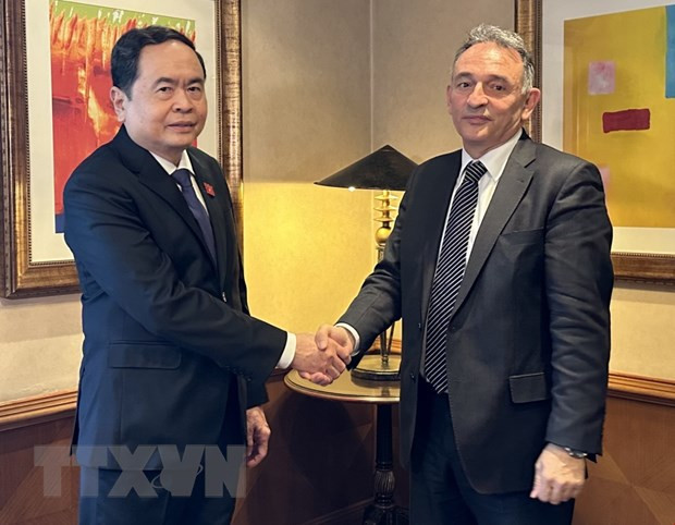 Phó Chủ tịch Thường trực Quốc hội Trần Thanh Mẫn tiếp Tổng Bí thư Đảng Cộng sản Tây Ban Nha (PCE), Enrique Fernando Santiago Romero (Enrique Santiago) ngày 15/3 tại Madrid. (Ảnh: Thu Hà/TTXVN)