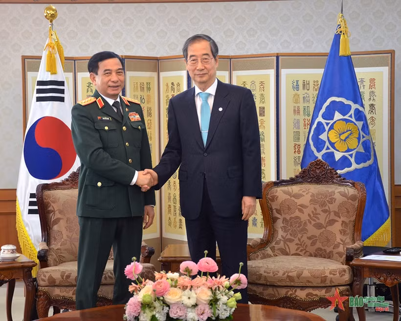 Thủ tướng Hàn Quốc Han Duck-soo đón chào Bộ trưởng Phan Văn Giang và đoàn. (Ảnh: qdnd.vn)