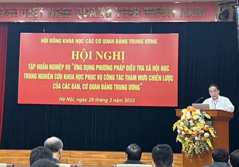 PGS, TS Vũ Văn Phúc, Phó Chủ tịch Hội đồng khoa học các cơ quan đảng Trung ương phát biểu khai mạc hội nghị.