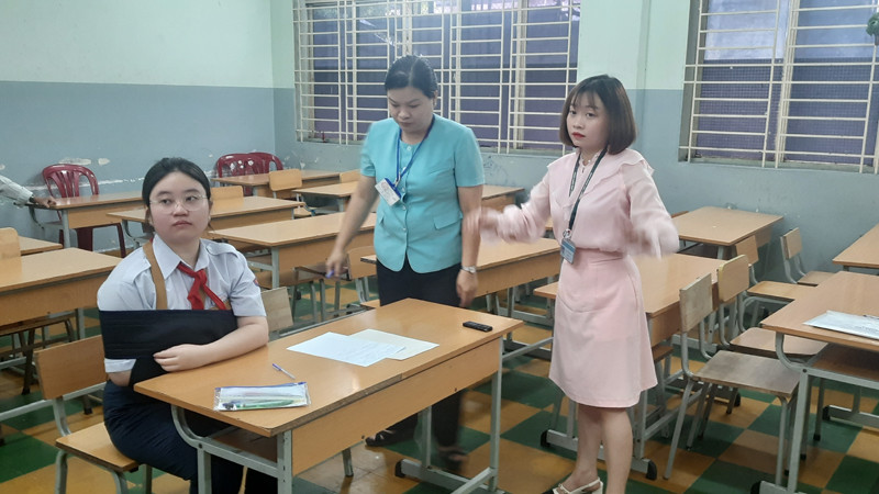 Tại điểm thi Trường trung học cơ sở Colette, quận 3, thí sinh Quách Võ Gia Hân, gãy tay phải có mặt tại điểm thi để thi môn Ngữ văn vào sáng nay.