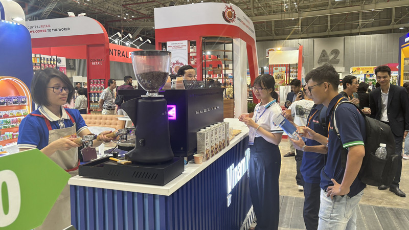 Người tiêu dùng tham qua Triển lãm Kết nối chuỗi cung ứng hàng hóa quốc tế 2024.