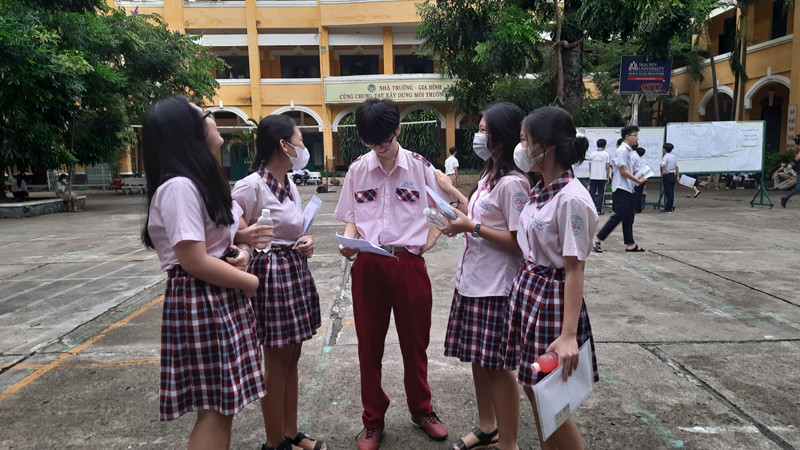 Các thí sinh tham gia kỳ thi tuyển sinh lớp 10 công lập năm học 2023-2024 tại Thành phố Hồ Chí Minh. 