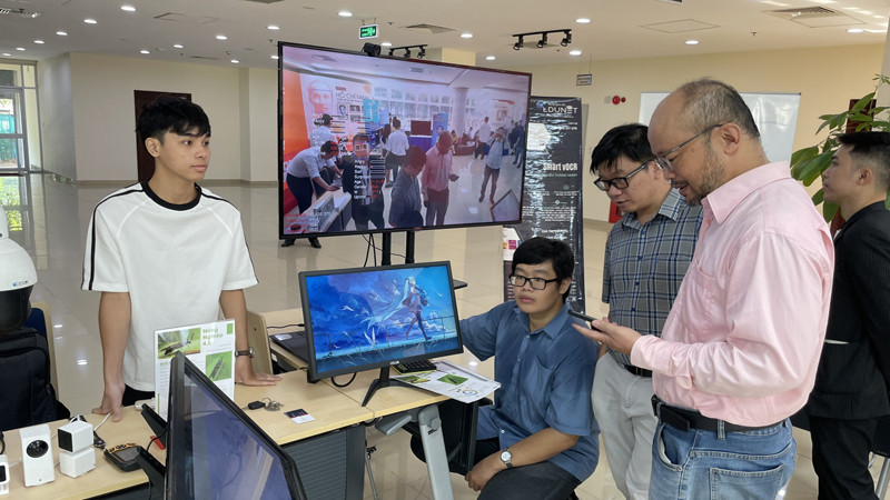 Các doanh nghiệp trưng bày các giải pháp AI tại hội thảo.