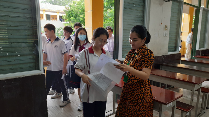 Các thí sinh làm thủ tục vào phòng thi để thi môn Ngữ văn.