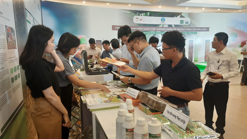 Các đại biểu tham quan gian hàng trưng bày các sản phẩm nông nghiệp sạch tại hội nghị. 