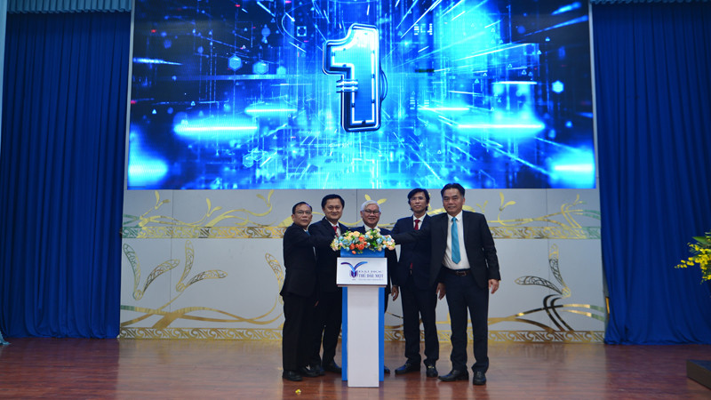 Các đại biểu thực hiện nghi thức Khai giảng khóa đào tạo chuyên sâu thiết kế vi mạch dành cho giảng viên.