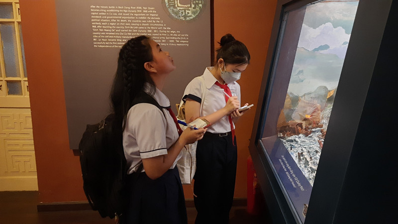 Học sinh Thành phố Hồ Chí Minh tham quan Bảo tàng Lịch sử Thành phố Hồ Chí Minh.