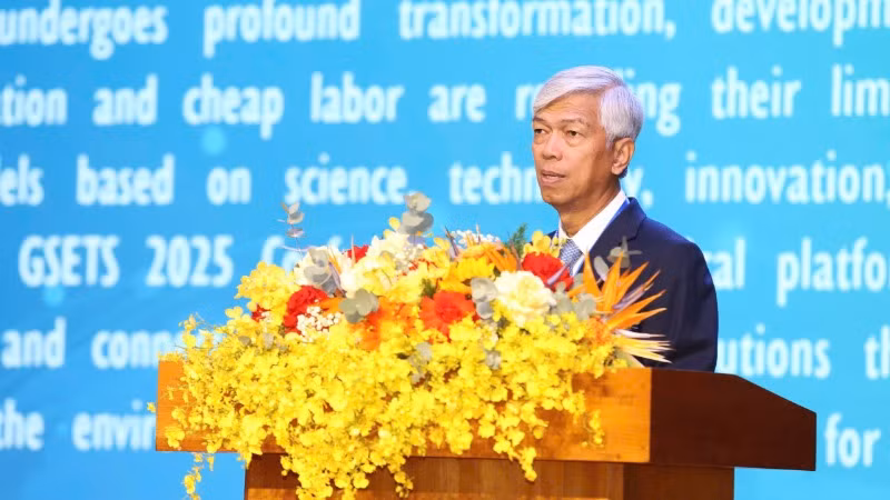 Phó Chủ tịch Ủy ban nhân dân Thành phố Hồ Chí Minh Võ Văn Hoan phát biểu tại Hội nghị. (Ảnh: NGÔ TÙNG)