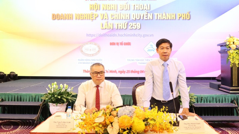 Đại diện Ban Tổ chức phát biểu tại buổi đối thoại.