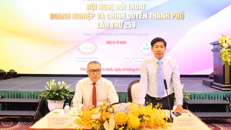 Đại diện Ban Tổ chức phát biểu tại buổi đối thoại.