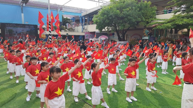 Các cháu học mầm non đồng diễn văn nghệ tại ngày hội.