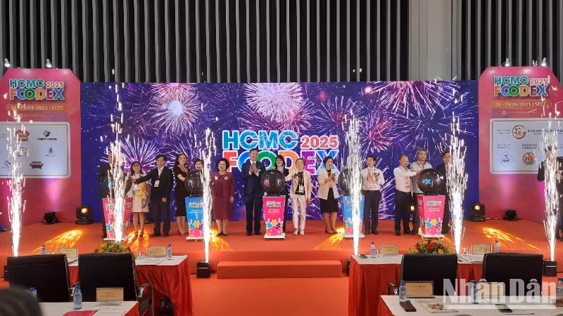 Nghi thức khai mạc triển lãm.