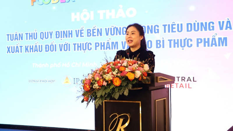 Bà Hồ Thị Quyên, Phó Giám đốc Trung tâm Xúc tiến Thương mại và Đầu tư Thành phố Hồ Chí Minh phát biểu tại hội thảo.