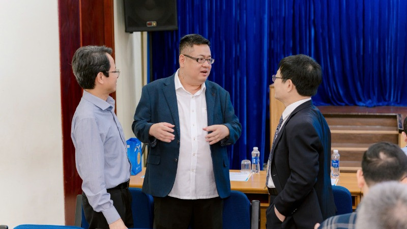 Các đại biểu trao đổi tại hội thảo.