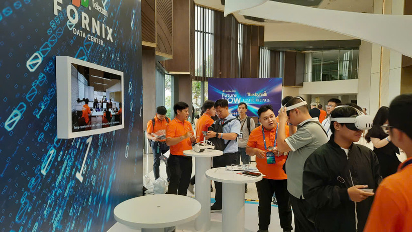 Khách tham quan trải nghiệm các công nghệ triển lãm tại FPT Techday 2024.