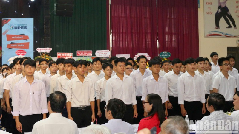 Nghi thức truyền thống ra mắt của các tân sinh viên Trường đại học Sư phạm Thể dục thể thao Thành phố Hồ Chí Minh.