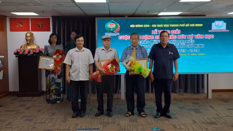 Ban tổ chức trao giải cuộc vận động sáng tác bút ký văn học chủ đề “Những câu chuyện hay về nông nghiệp, nông dân, nông thôn Thành phố Hồ Chí Minh”.