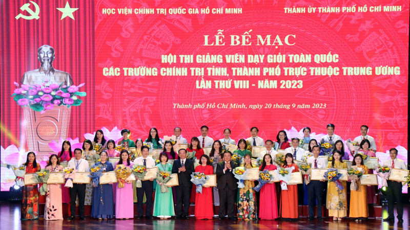 Các giảng viên đạt danh hiệu giảng viên xuất sắc nhận bằng khen và giấy chứng nhận của Học viện Chính trị quốc gia Hồ Chí Minh.