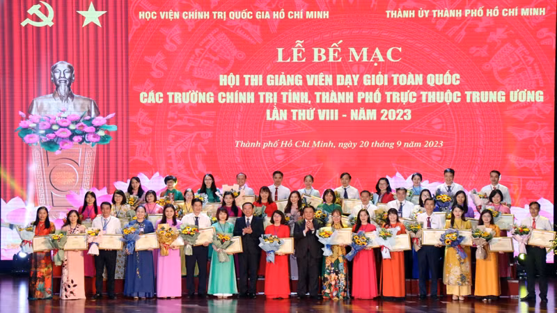 Các giảng viên đạt danh hiệu giảng viên xuất sắc nhận bằng khen và giấy chứng nhận của Học viện Chính trị quốc gia Hồ Chí Minh.