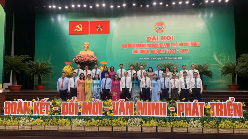 Các đại biểu chụp ảnh lưu niệm tại đại hội.