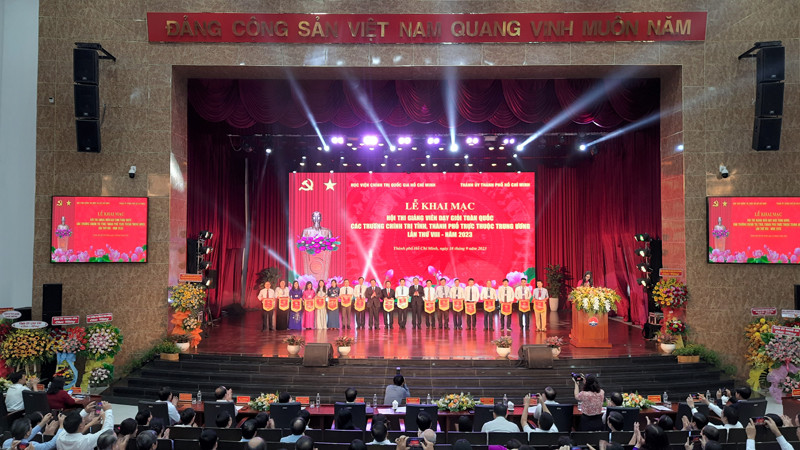 Lãnh đạo Học viện Chính trị quốc gia Hồ Chí Minh; lãnh đạo Thành ủy Thành phố Hồ Chí Minh trao cờ lưu niệm cho các trường chính trị tham gia hội thi.