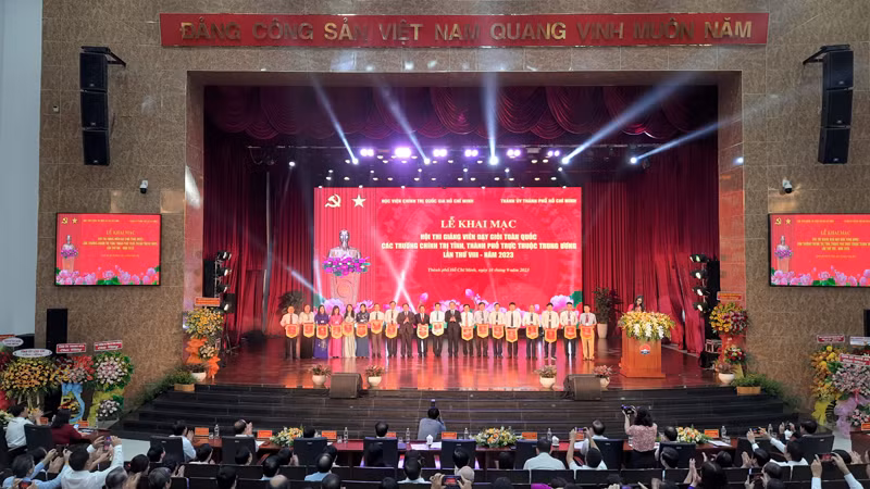 Lãnh đạo Học viện Chính trị quốc gia Hồ Chí Minh; lãnh đạo Thành ủy Thành phố Hồ Chí Minh trao cờ lưu niệm cho các trường chính trị tham gia hội thi.