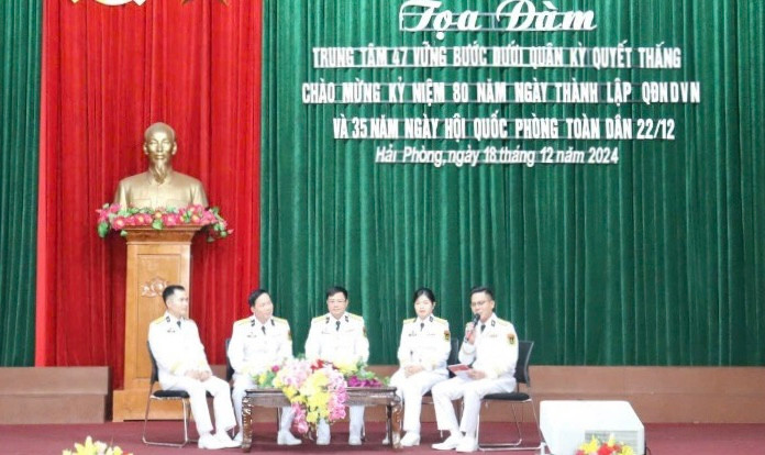Tọa đàm “Vững bước dưới quân kỳ quyết thắng”.