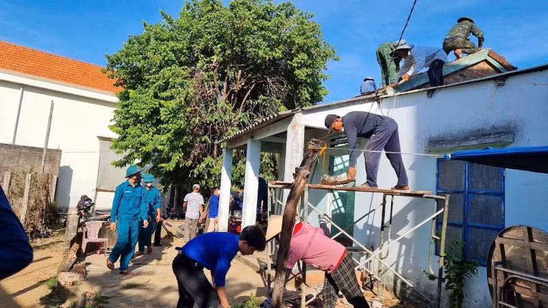 Các lực lượng xung kích ở địa phương luôn sẵn sàng hỗ trợ các hộ gia đình về nhân lực nhằm giảm chi phí xây dựng nhà mới.