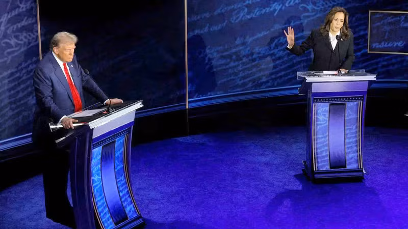 Bà Kamala Harris và ông Donald Trump tranh luận trực tiếp hôm 10/9/2024. (Ảnh REUTERS)