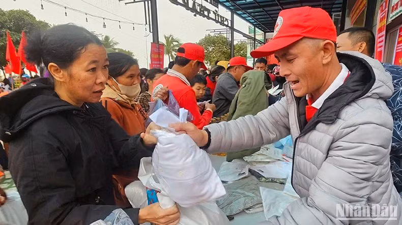 Hưởng ứng phong trào “Tết Nhân ái” Xuân Ất Tỵ năm 2025, Tình nguyện viên Chữ thập đỏ Thanh Hóa trao tặng lương thực, đồ dùng thiết yếu cho người nghèo.