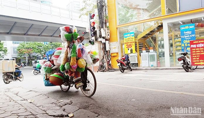 Thực trạng hàng rong đang đặt ra yêu cầu quản lý hiệu quả hơn.