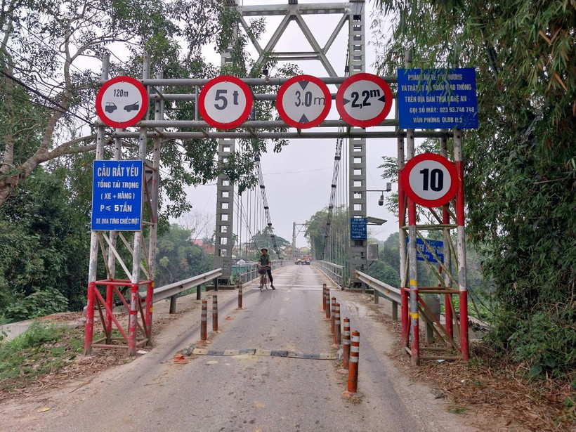 Sau gần 40 năm khai thác, cầu treo Sông Giăng ở huyện Thanh Chương bị xuống cấp nghiêm trọng. (Ảnh: Điền Bắc)