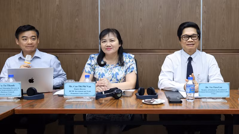 Các đại biểu chủ trì Diễn đàn Hỗ trợ Pháp lý đầu tư năm 2024.