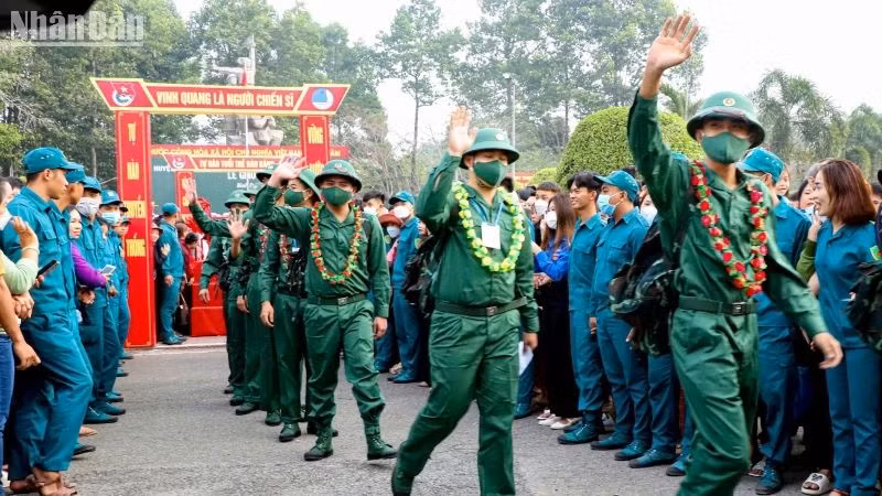 Các tân binh Bình Dương lên đường làm nhiệm vụ.