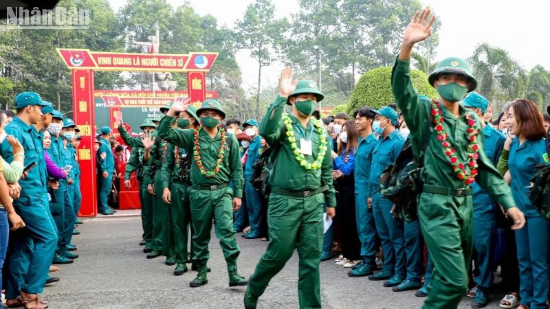 Các tân binh Bình Dương lên đường làm nhiệm vụ.
