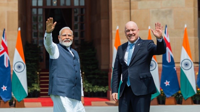 Thủ tướng Ấn Độ Narendra Modi và người đồng cấp New Zealand Christopher Luxon chào báo chí trước khi vào hội đàm ngày 17/3. Ảnh: Interest.co.nz