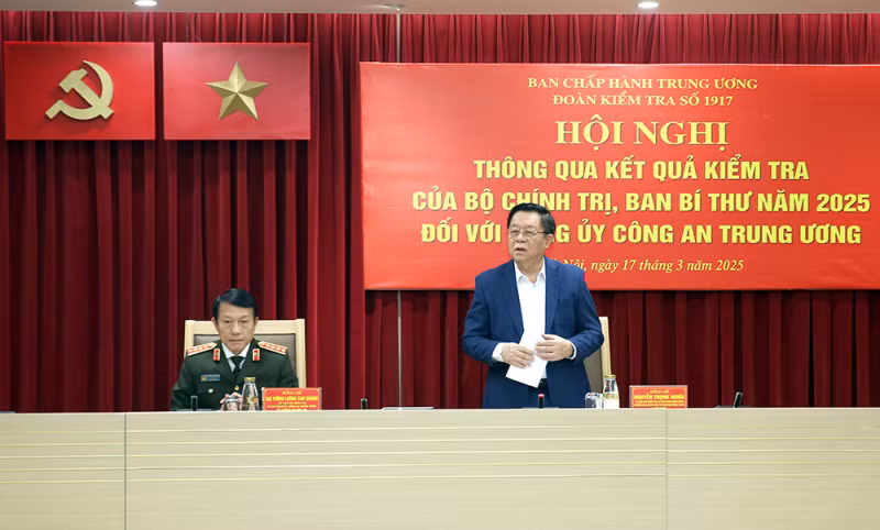 Đồng chí Nguyễn Trọng Nghĩa phát biểu tại Hội nghị thông qua dự thảo báo cáo kiểm tra đối với Đảng ủy Công an Trung ương. (Ảnh: Bộ Công an)